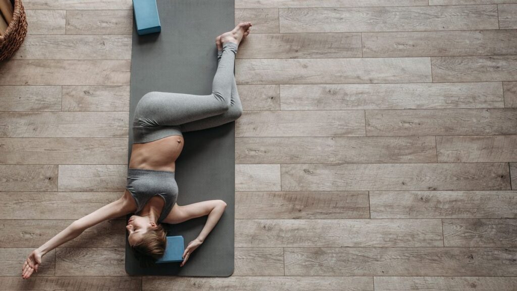 Briques en liège et sangle de yoga posées au sol