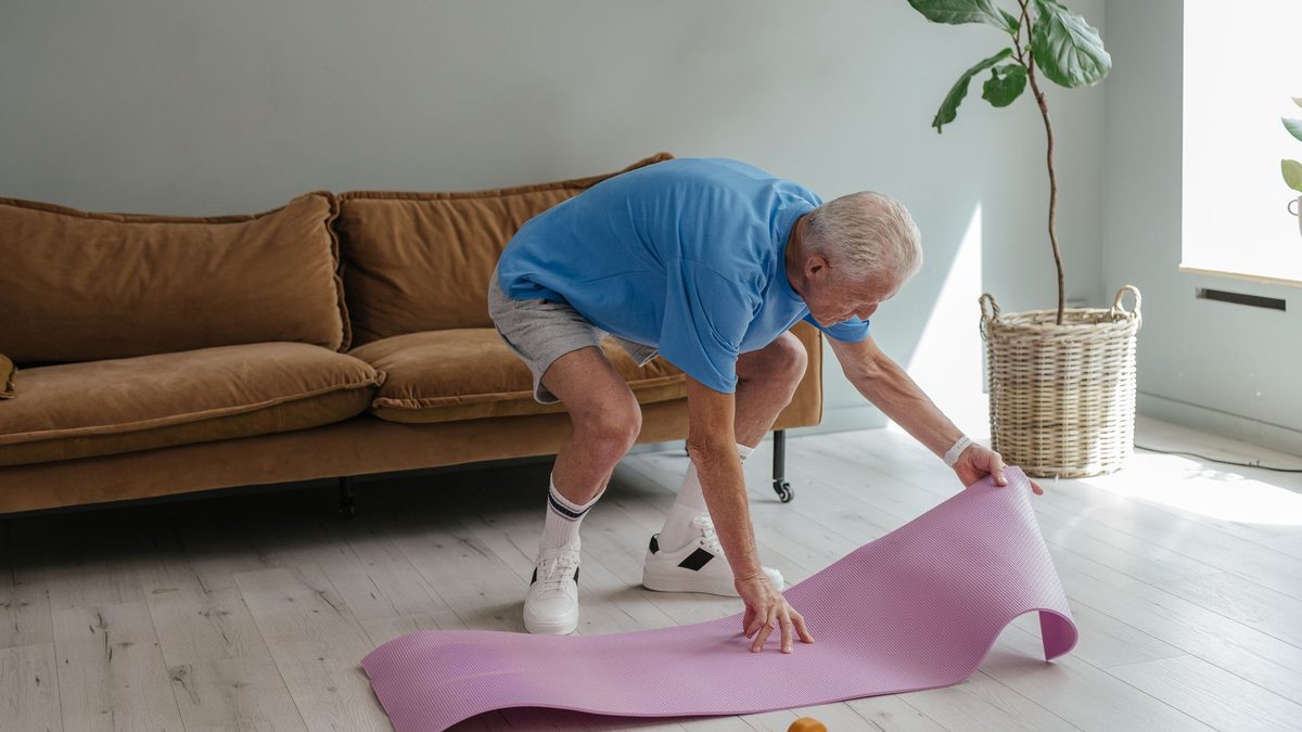 Tapis de hatha yoga déroulé dans un salon au petit matin