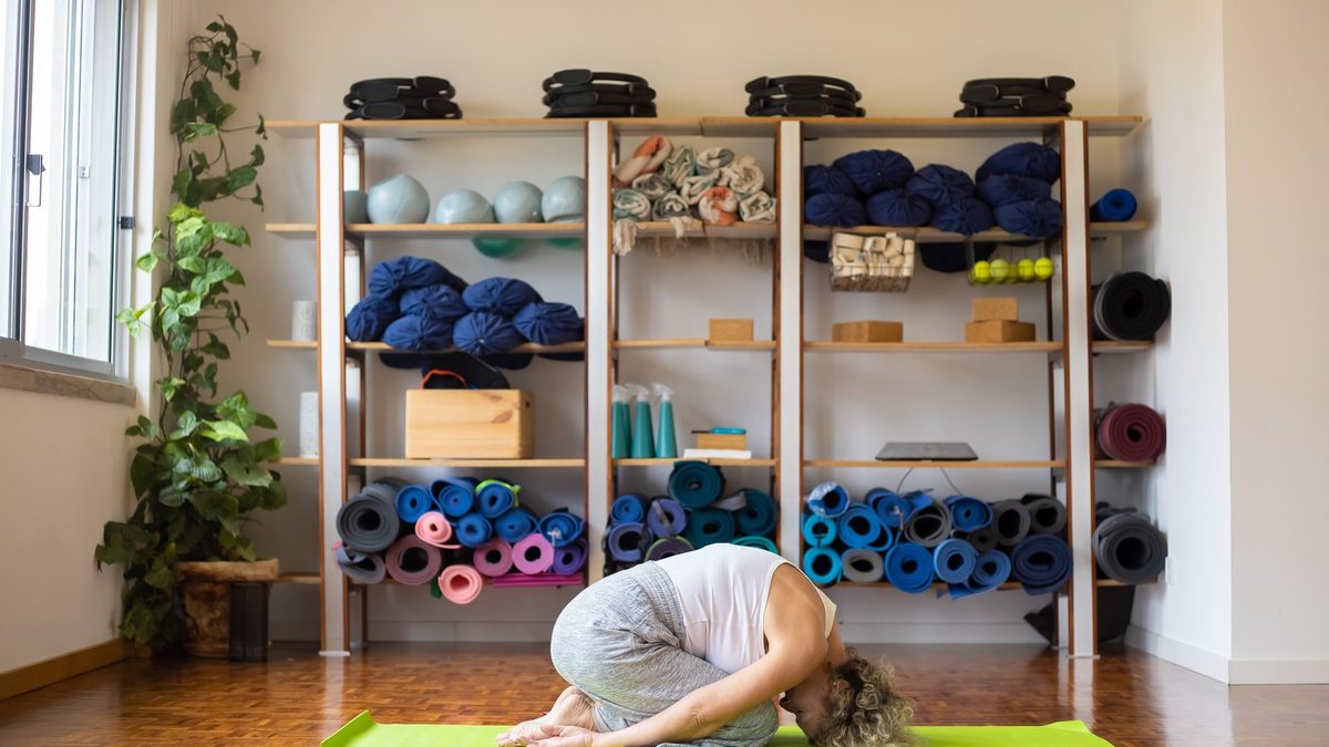 Bolster et coussin de yin yoga dans une pièce peu éclairée