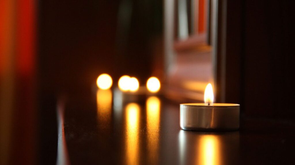Bougie allumée diffusant une lumière chaude le soir
