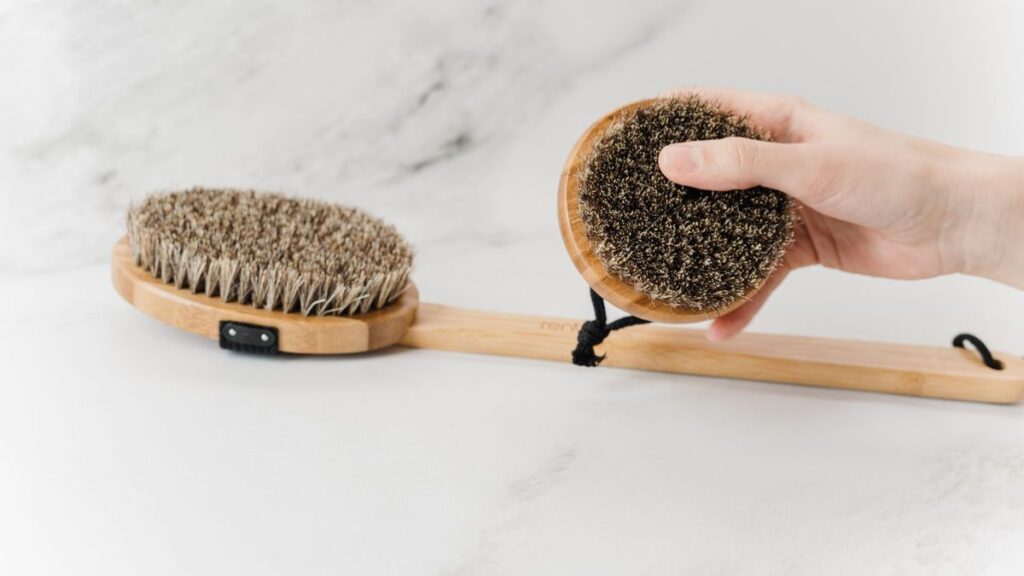 Brosse de massage à sec posée dans une salle de bain