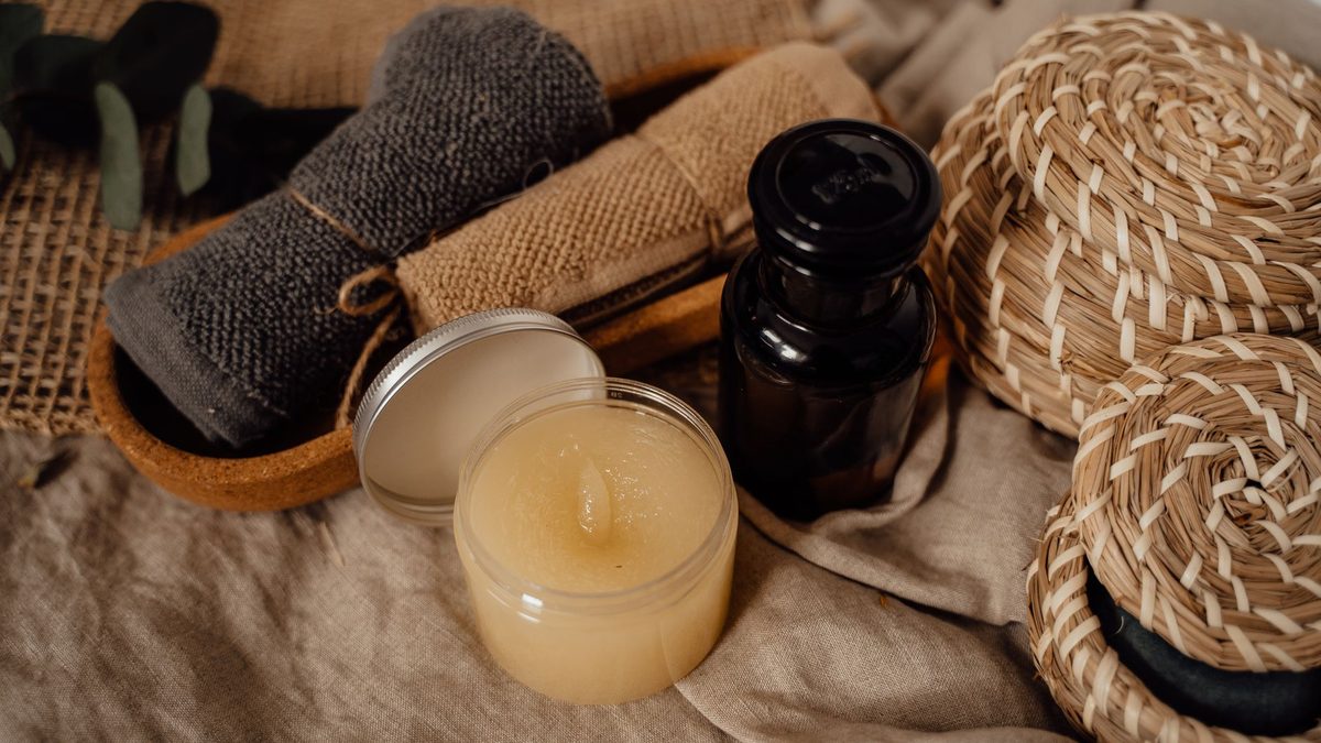 Flacon d'huile pour un massage lymphatique et serviette sur une table