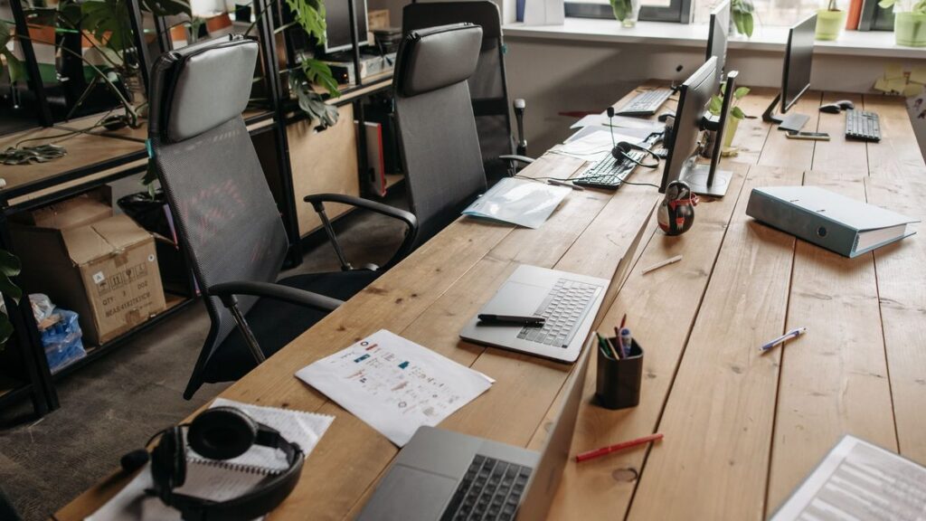 Poste de travail avec écran et chaise de bureau