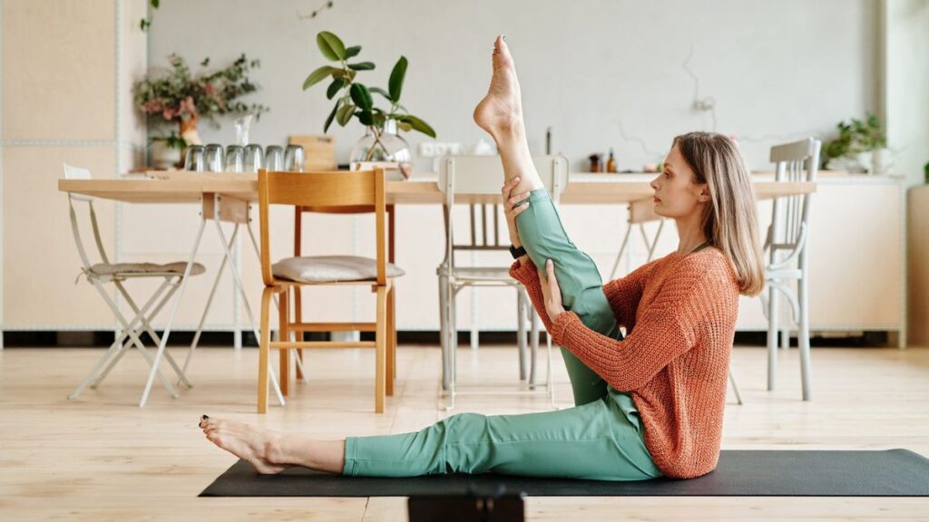 Femme en étirement assise sur une chaise