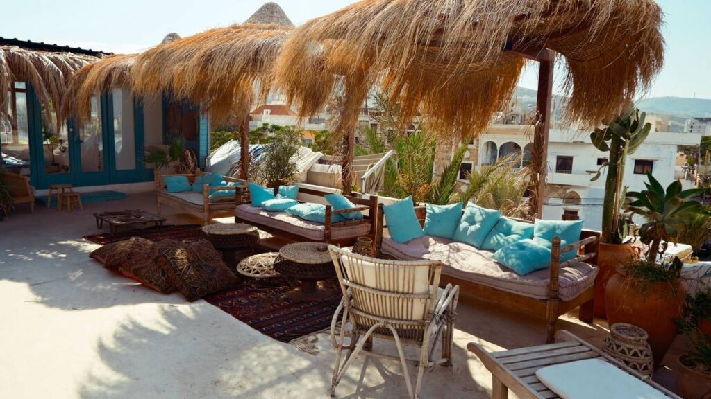 Terrasse ombragée en plein midi l'été