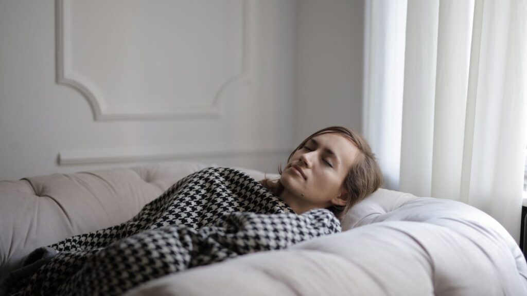 Personne allongée sous une couverture en relaxation