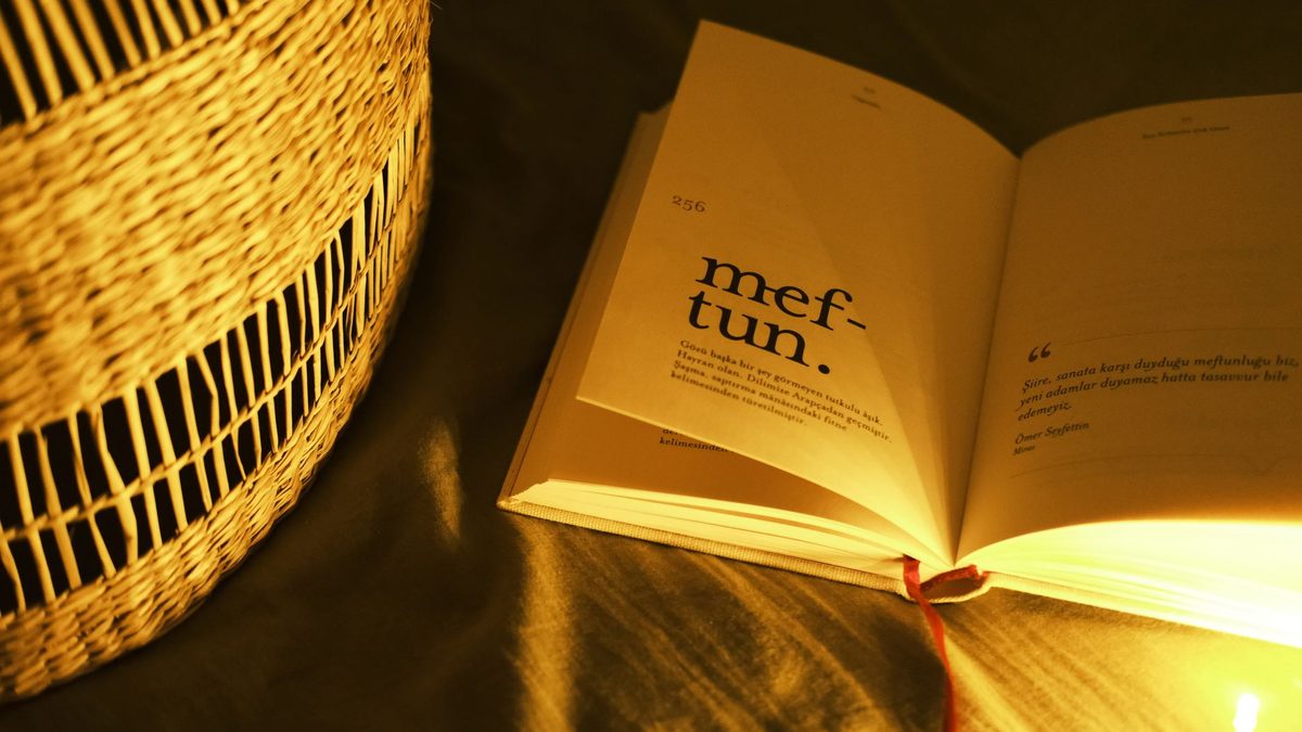 Livre ouvert sur le yoga nidra sous une lampe de chevet