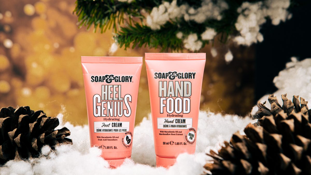 Tube de crème pour les mains posé près de gants en laine