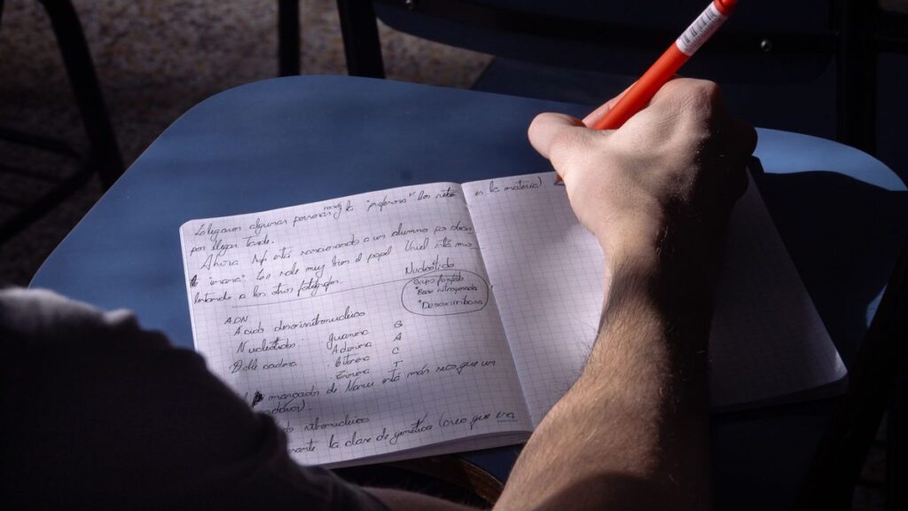 Carnet et stylo avec des notes manuscrites